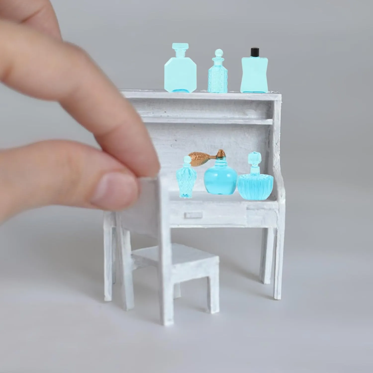 30pcs Miniature Perfume Bottles Statue Decor for Dollhouse Cute Mini Perfume Bottle Figurines Easy to Clean for Scene Models