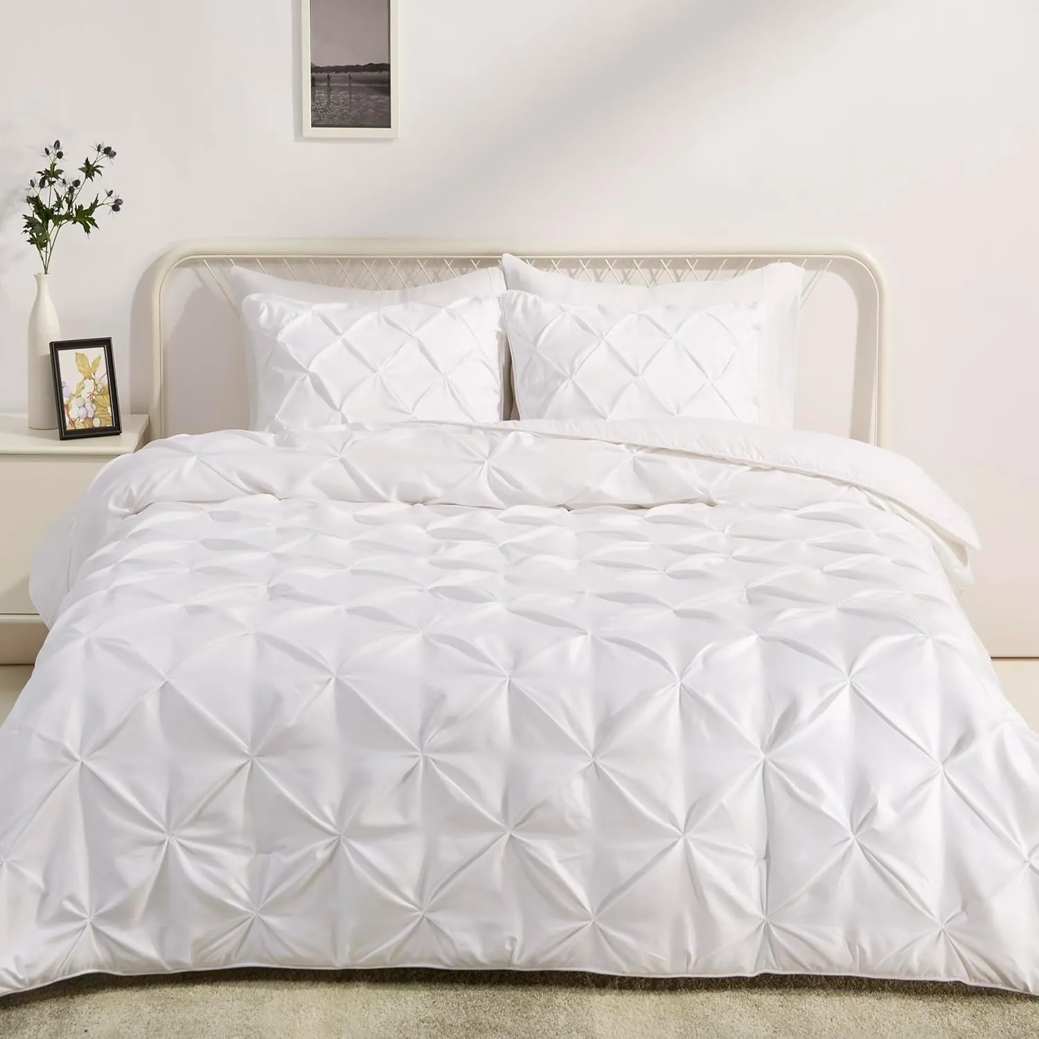 Amazon Basics Soft, Lightweight Queen Size Comforter Sets, All-Season Down-Alternative 3-Piece Bedding Set, Pinch Pleat Design, Full/Queen Size, Bright White