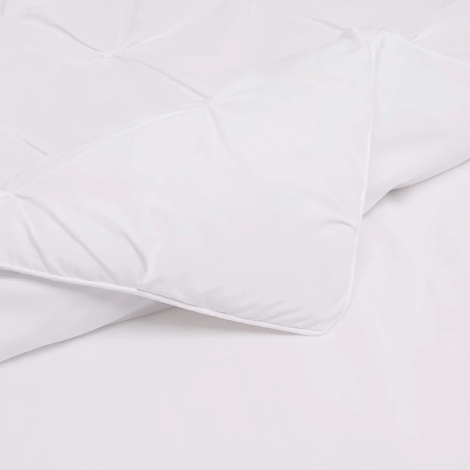 Amazon Basics Soft, Lightweight Queen Size Comforter Sets, All-Season Down-Alternative 3-Piece Bedding Set, Pinch Pleat Design, Full/Queen Size, Bright White