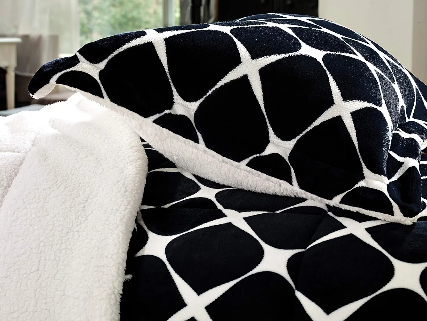 Elegant Comfort Softest, Coziest Premium Quality Heavy Weight Bloomingdale Pattern Micromink Sherpa-Backing Reversible Down Alternative Micro-Suede 3-Piece Comforter Set, King, Black