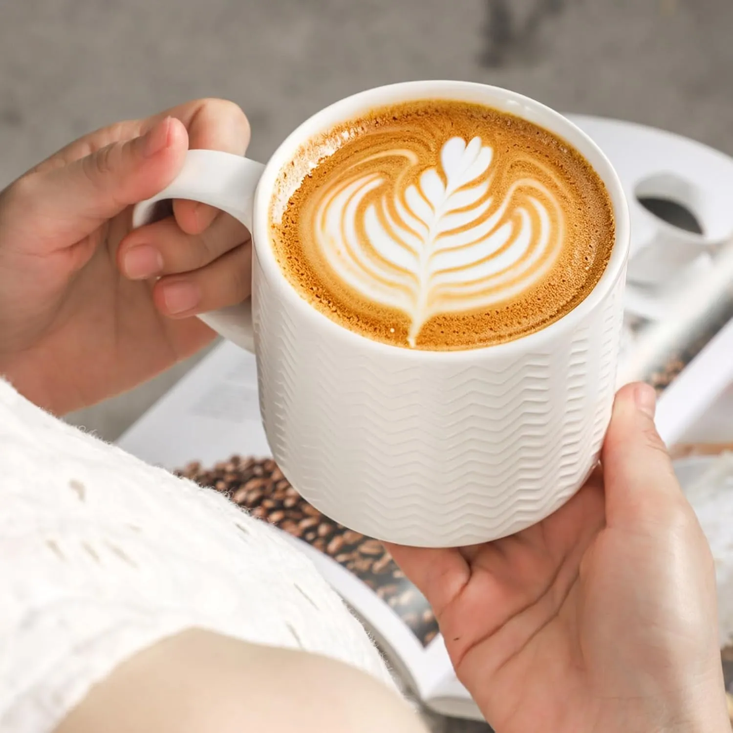 Hasense Coffee Mugs, Stackable Porcelain Coffee Cups Gift Set of 4 with Metal Stand, 15 Ounce Embossed Cappuccino Cups for Latte, Hot Chocolate, Cocoa, Mocha and Tea, Microwave Safe, Multi Color